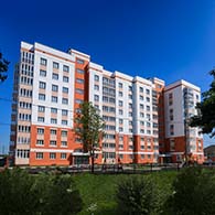 ул. Широко-Холодная, 8 - 9-этажный кирпичный жилой дом с торговыми помещениями. Построен в 2022 г.